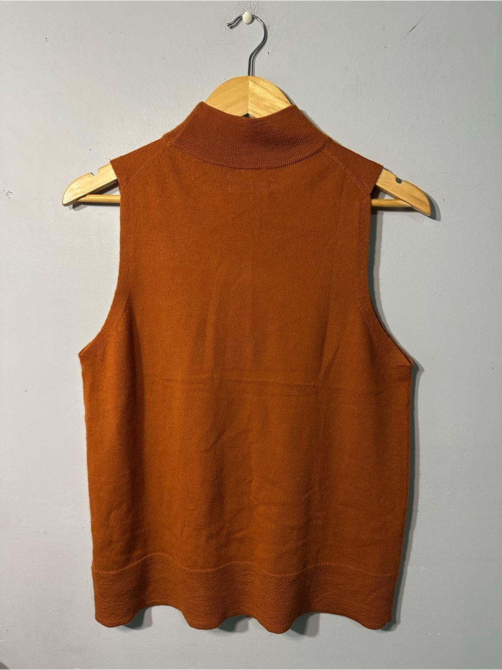 🍃TAHARI 100% Fine Merino Wool Sleeveless Knit Top in Burnt Orange-Brown - Picture 5 of 6